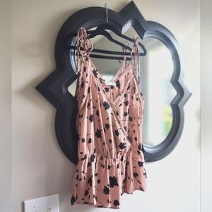 Beautiful floral faux wrap peplum tank top 🖤